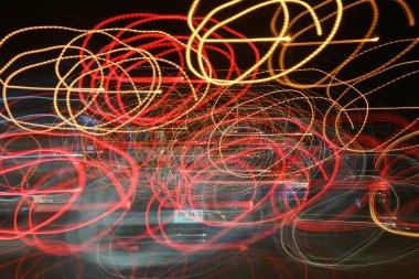 Sokaktaki bulanık ışık izlerinin fotoğrafı.