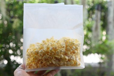 Tereyağı aromalı patlamış mısır..
