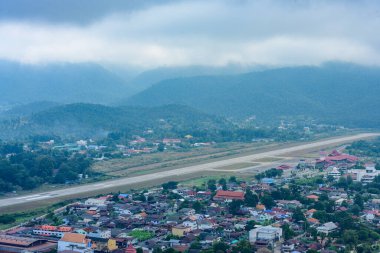 Şehrin, dağların ve sürüklenen sisin arasına yerleşmiş bir pist..