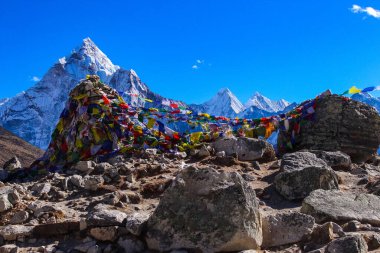 Everest Merkez Kampı ve Amadablam Solukhumbu, Nepal Himalayalarında Trek çekiyorlar.