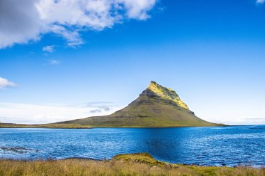 Kirkjufell ve Kirkjulsfoss İzlanda 'nın Atlantik Okyanusu' nda yaz mevsiminde İzlanda 'ya göç ettiler.