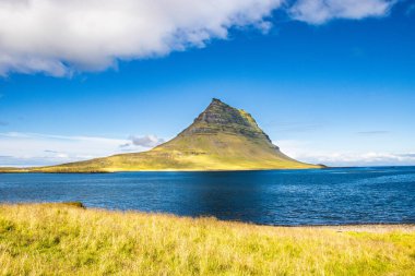 Kirkjufell ve Kirkjulsfoss İzlanda 'nın Atlantik Okyanusu' nda yaz mevsiminde İzlanda 'ya göç ettiler.