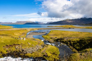 Kirkjulsfoss Kuzey Atlantik Okyanusu 'ndaki İzlanda ile Ağustos' ta buluşuyor.