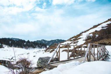 Himalayalar 'ın Karlı Dağları' ndaki Güzel Tahta Köprü Nepal Khaptad Ulusal Parkı