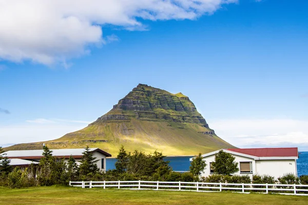 カークジュフェルとキルクジュフェルスフォス島は8月の夏に大西洋東アイスランドで — ストック写真