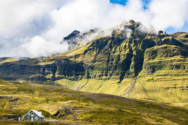 8月の夏にはフィヨルズル島の美しい緑の風景と東アイスランドの滝と谷 — ストック写真