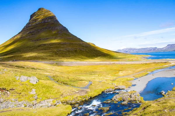 Kirkjufell Και Kirkjufellsfoss Iceland Καλοκαίρι Αύγουστο Στον Ατλαντικό Ωκεανό Ανατολική — Φωτογραφία Αρχείου