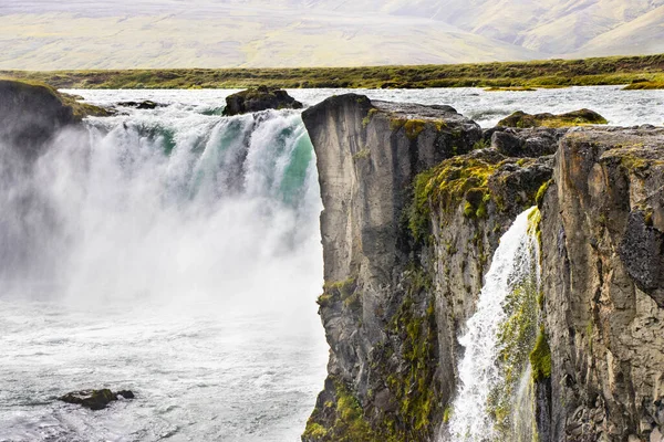 冰岛东部美丽的瀑布哥达福斯瀑布和悬崖 — 图库照片