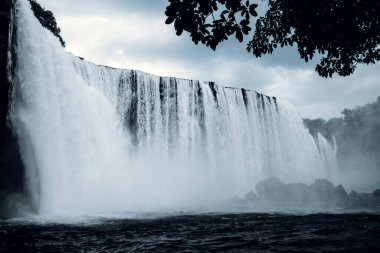 Kuzey Zambiya, Afrika 'daki Kalungwishi Nehri' nde Güzel Şelale Lumangwe Şelaleleri