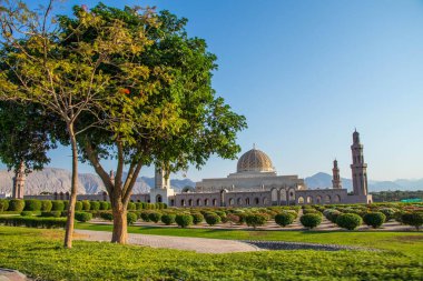 Sultan Qaboos Büyük Camii, Umman 'ın başkenti Muscat' ta yer alan en büyük camiidir.