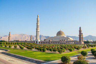 Sultan Qaboos Büyük Camii, Umman 'ın başkenti Muscat' ta yer alan en büyük camiidir.