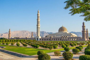 Sultan Qaboos Büyük Camii, Umman 'ın başkenti Muscat' ta yer alan en büyük camiidir.