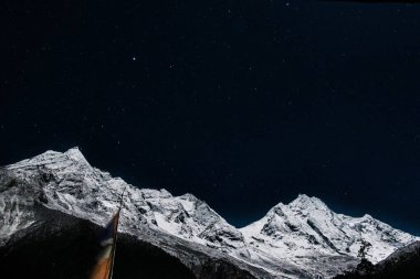 Manaslu Dağı ve Manaslu Gezisi sırasında Shyala Köyü 'nden Range Night View Shot