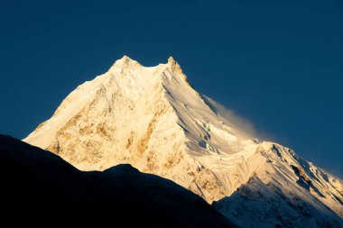 Dağ 'da gün doğumu. Manaslu Himalayalar, Nepal 'deki Manaslu Gezisinde görüldü