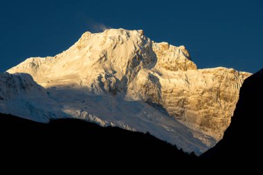 Dağ 'da gün doğumu. Manaslu Himalayalar, Nepal 'deki Manaslu Gezisinde görüldü