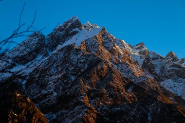 Himalayalar 'ın dağlarında gün batımı Nepal Api Üs Kampı Trek, Darchula, Nepal