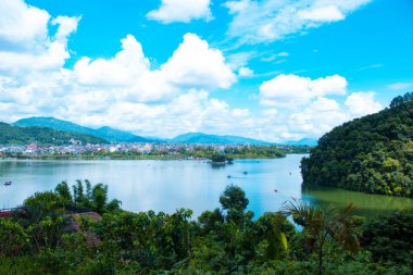 Güzel göl ve ada yeşil tepeler Phewa Fewa Gölü ve Pokhara Şehri Nepal dağı