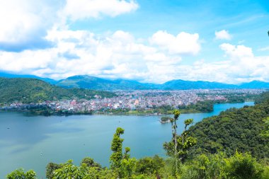 Güzel göl ve ada yeşil tepeler Phewa Fewa Gölü ve Pokhara Şehri Nepal dağı