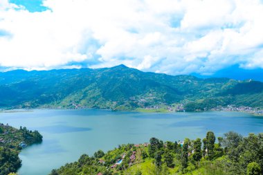 Güzel göl ve ada yeşil tepeler Phewa Fewa Gölü ve Pokhara Şehri Nepal dağı