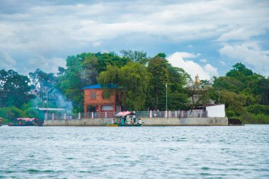 Güzel göl ve ada yeşil tepeler Phewa Fewa Gölü ve Pokhara Şehri Nepal dağı