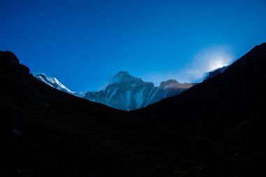 Himalayalar 'ın dağlarında gün batımı Nepal Api Üs Kampı Trek, Darchula, Nepal