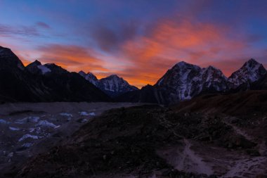 Himalayalar 'da gün doğumu Solukhumbu, Nepal Gorakshep' de Everest Ana Kamp Gezisi