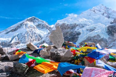 Dağ Zirvesi Khumbu Buzulu, Dağı. Everest, Mt. Muptse, Mt. Lhotse Solukhumbu, Nepal 'deki Everest Ana Kampı' ndan görüldü.
