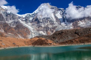 Api Himal Ana Kampı 'ndaki güzel Himalaya Dağı Gölü Kali Dhunga Gölü Darchula, Nepal