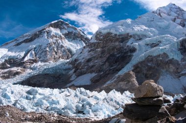 Dağ Zirvesi Khumbu Buzulu, Dağı. Everest, Mt. Muptse, Mt. Lhotse Solukhumbu, Nepal 'deki Everest Ana Kampı' ndan görüldü.