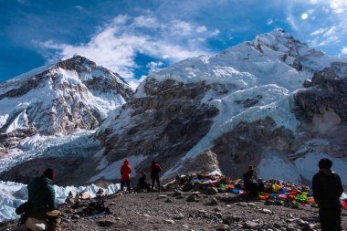 Dağ Zirvesi Khumbu Buzulu, Dağı. Everest, Mt. Muptse, Mt. Lhotse Solukhumbu, Nepal 'deki Everest Ana Kampı' ndan görüldü.