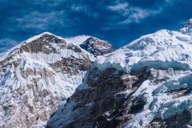 Dağ Zirvesi Khumbu Buzulu, Dağı. Everest, Mt. Muptse, Mt. Lhotse Solukhumbu, Nepal 'deki Everest Ana Kampı' ndan görüldü.