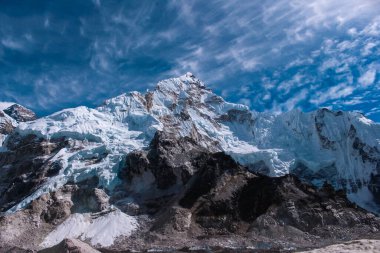 Dağ Zirvesi Khumbu Buzulu, Dağı. Everest, Mt. Muptse, Mt. Lhotse Solukhumbu, Nepal 'deki Everest Ana Kampı' ndan görüldü.