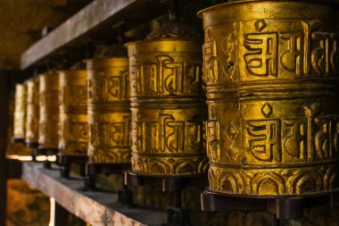 Namchebazaar, Khumjung Vadisi ve Everest Merkez Kampı 'ndan Himalayalar Solukhumbu, Nepal' de Budist Dua Bayrakları ve Tekerleği ile geziyorlar.