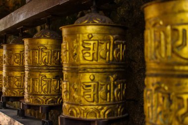 Namchebazaar, Khumjung Vadisi ve Everest Merkez Kampı 'ndan Himalayalar Solukhumbu, Nepal' de Budist Dua Bayrakları ve Tekerleği ile geziyorlar.