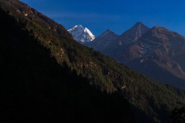 Everest Merkez Kampı ve Amadablam Solukhumbu, Nepal Himalayalarında Trek çekiyorlar.