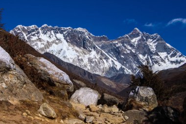 Everest Merkez Kampı ve Amadablam Solukhumbu, Nepal Himalayalarında Trek çekiyorlar.