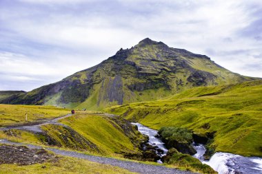 İzlanda 'da skogafoss şelaleleri oluşturan Skogar nehri