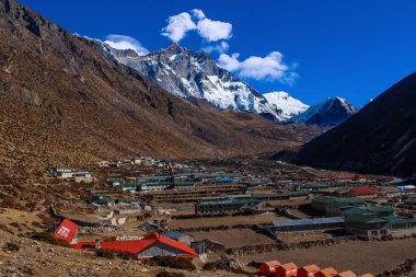 Everest Merkez Kampı ve Amadablam Solukhumbu, Nepal Himalayalarında Trek çekiyorlar.