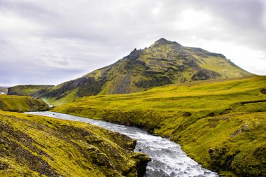 İzlanda 'da skogafoss şelaleleri oluşturan Skogar nehri