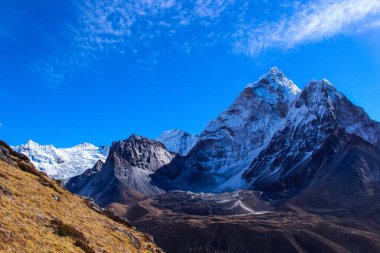 Everest Merkez Kampı ve Amadablam Solukhumbu, Nepal Himalayalarında Trek çekiyorlar.