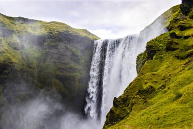 İzlanda 'daki Skogafoss Şelaleleri Altın Daire Rota Turu sırasında görüldü
