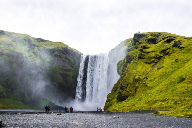İzlanda 'daki Skogafoss Şelaleleri Altın Daire Rota Turu sırasında görüldü