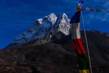 Everest Merkez Kampı ve Amadablam Solukhumbu, Nepal Himalayalarında Trek çekiyorlar.