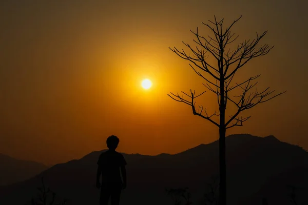 Młody Pewny Siebie Mężczyzna Wyglądający Ibeautiful Sunset Silhouette Hills Drzewami — Zdjęcie stockowe