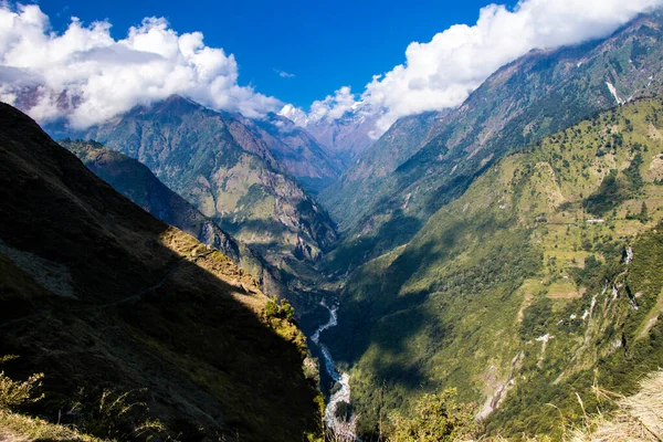 Trekking Górach Himalajów Nepalu Pięknymi Zielonymi Wzgórzami Rzeką Wodospadami — Zdjęcie stockowe