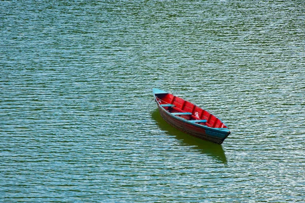 尼泊尔博克拉Phewa Fewa湖有船只的美丽湖泊 — 图库照片