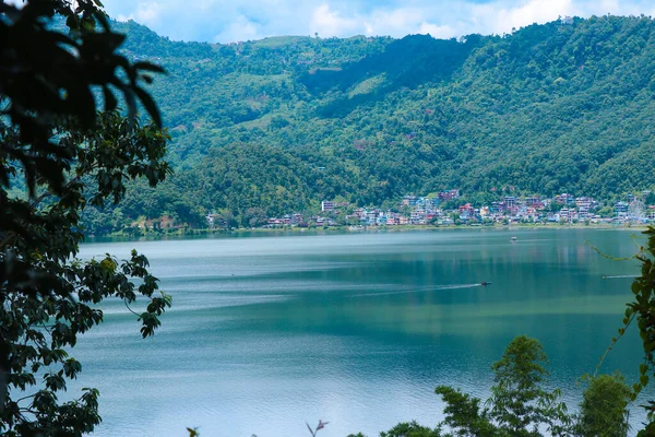 Hermoso Lago Isla Verdes Colinas Montaña Phewa Fewa Lago Pokhara — Foto de Stock