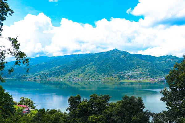 Piękne Jezioro Wyspa Zielone Wzgórza Góry Jezioro Phewa Fewa Pokhara — Zdjęcie stockowe