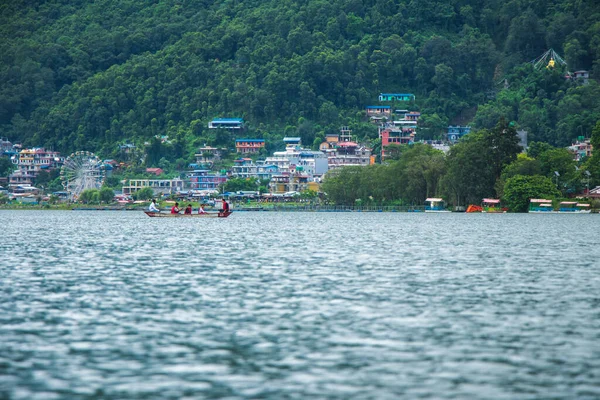 美丽的湖泊和岛屿绿山Phewa Fewa湖和尼泊尔薄原市 — 图库照片