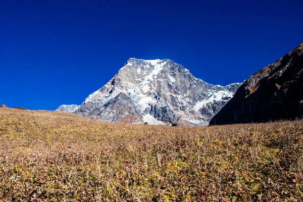Όμορφα Χιονισμένα Βουνά Api Base Camp Trek Στα Ιμαλάια Όρη — Φωτογραφία Αρχείου